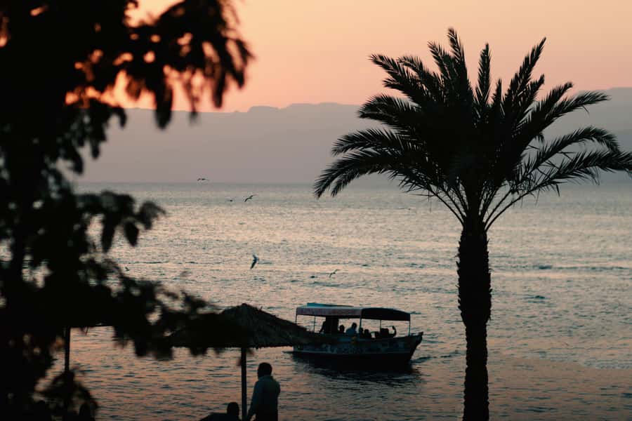 Discover Aqaba in Style: A 3-h City Tour by Car with meal - The old souk and historical landmarks, with smart context