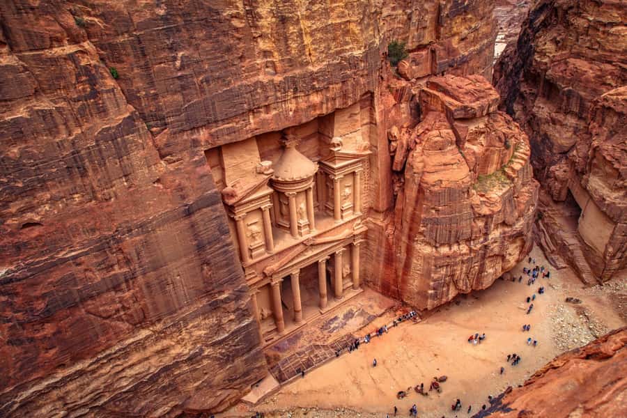 From Tel Aviv: Full-Day Trip to Petra with Roundtrip Flights - Sliding Into Petra: Siq, Treasury, and Why the Guide Matters