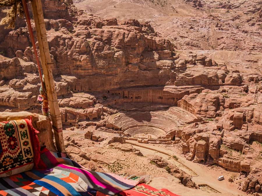From Tel Aviv: Guided Day Trip to Petra with Lunch - The Siq to the Treasury: the walk you should pace, not rush
