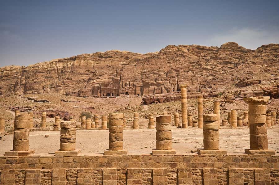 From Tel Aviv: Petra Guided Day Tour with Return Flights - Entering Petra: foot or horseback for your first big approach