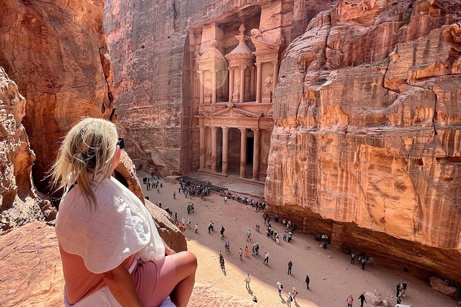 Full-Day Petra Historical Tour From Amman - Entering Petra’s rock corridor: the Siq to the Treasury