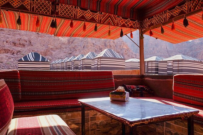 Half day Jeep Tour in Wadi Rum incl. water and Bedouin tea - Guides and communication: what makes the experience feel personal