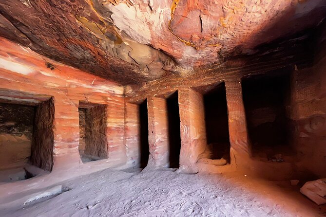 One Day Petra from Aqaba - Guided Tour - The Guide Setup: 6 People and Under vs 6 Plus