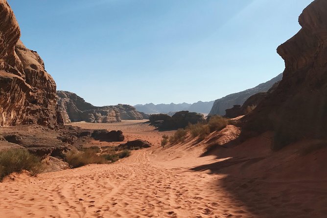 Petra and Wadi Rum in One Day | The Jordanian Mappers - Walking the Siq (1.2 km) like you mean it
