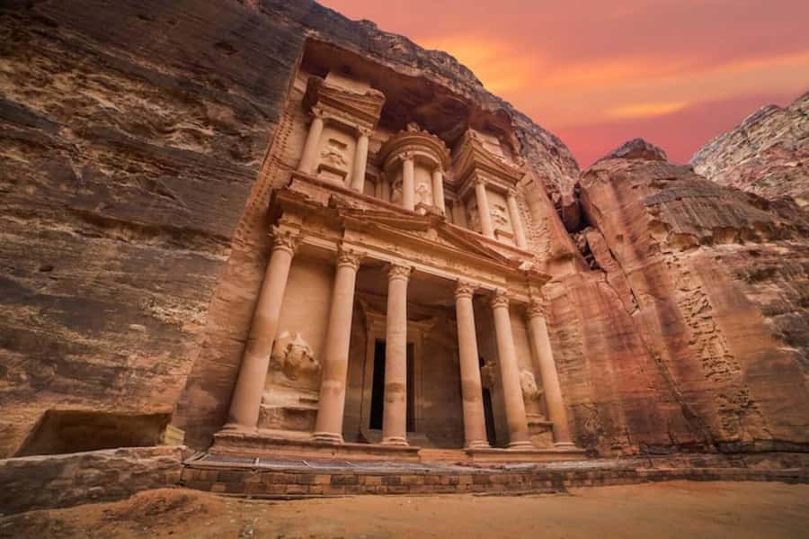 Petra & Wadi Rum: Full Day Private Tour with Hotel Pickup - Al-Khazneh and the Royal Tombs: What You Can See in 2 Hours