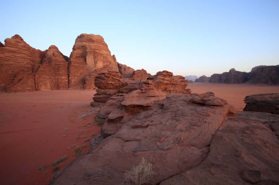 Wadi Rum: Explore 10-Hour Jeep Tour Pass, Guide, Meal & Stay - Food on board and at camp: what full meals change about the experience