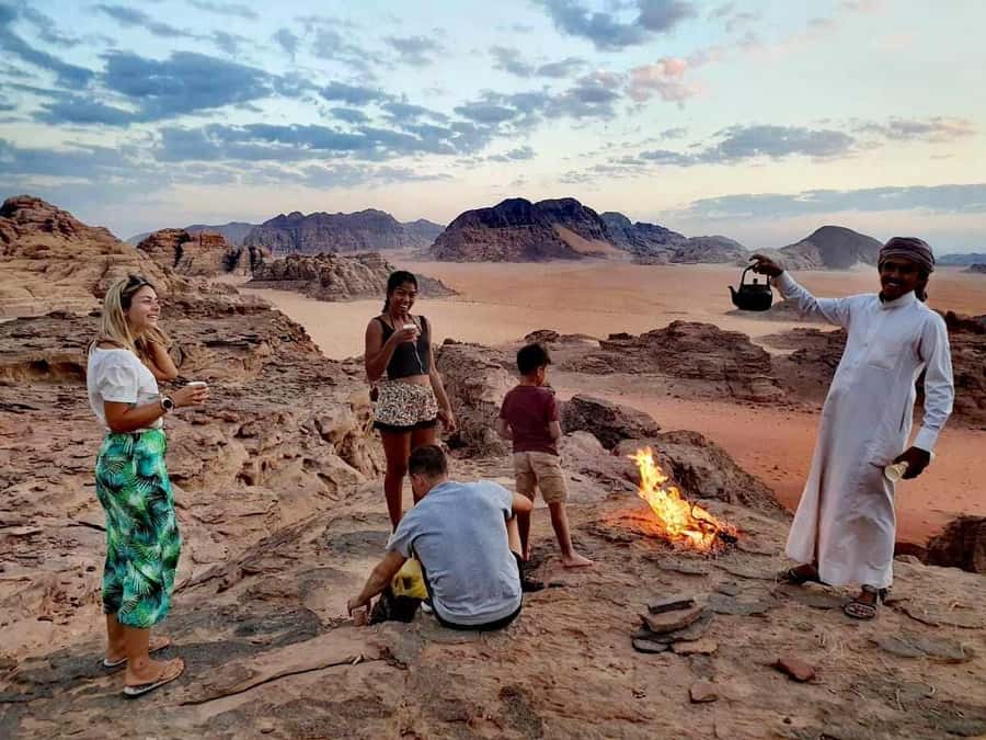 Wadi Rum: Morning or Sunset Jeep Tour - Entering the Red Desert on Purpose: Why This 4-Hour Loop Feels Just Right